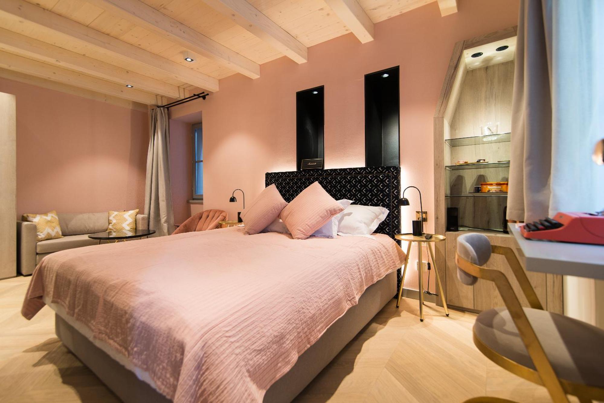 Deluxe Double Room (2 Adults + 1 Child)
