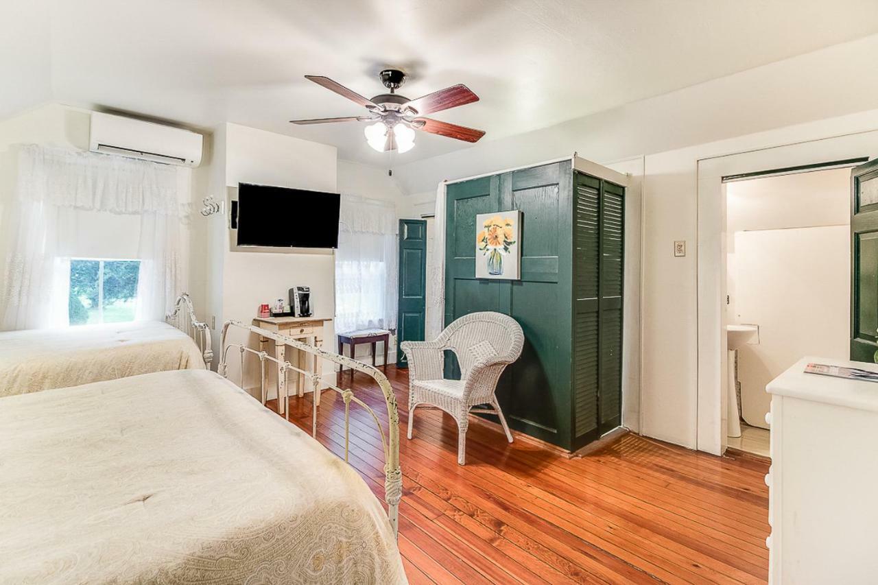 Quadruple Room with Private Bathroom