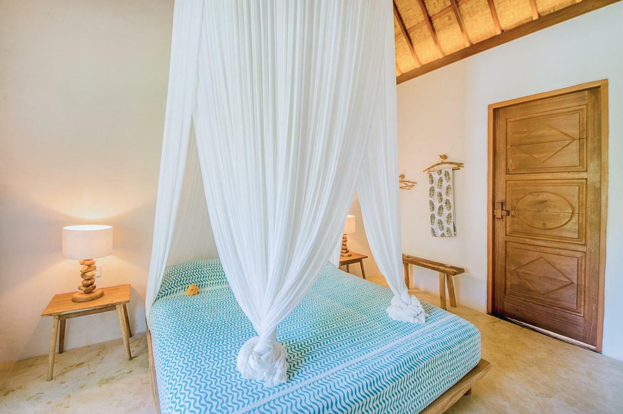 Zimmer Wood mit Queensize-Bett und Poolblick