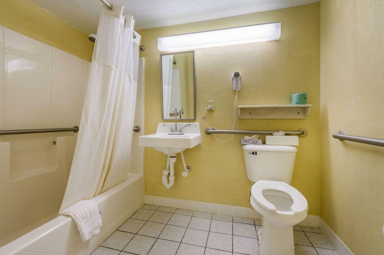King Room with Bath Tub - Mobility/Hearing Accessible - Non-Smoking