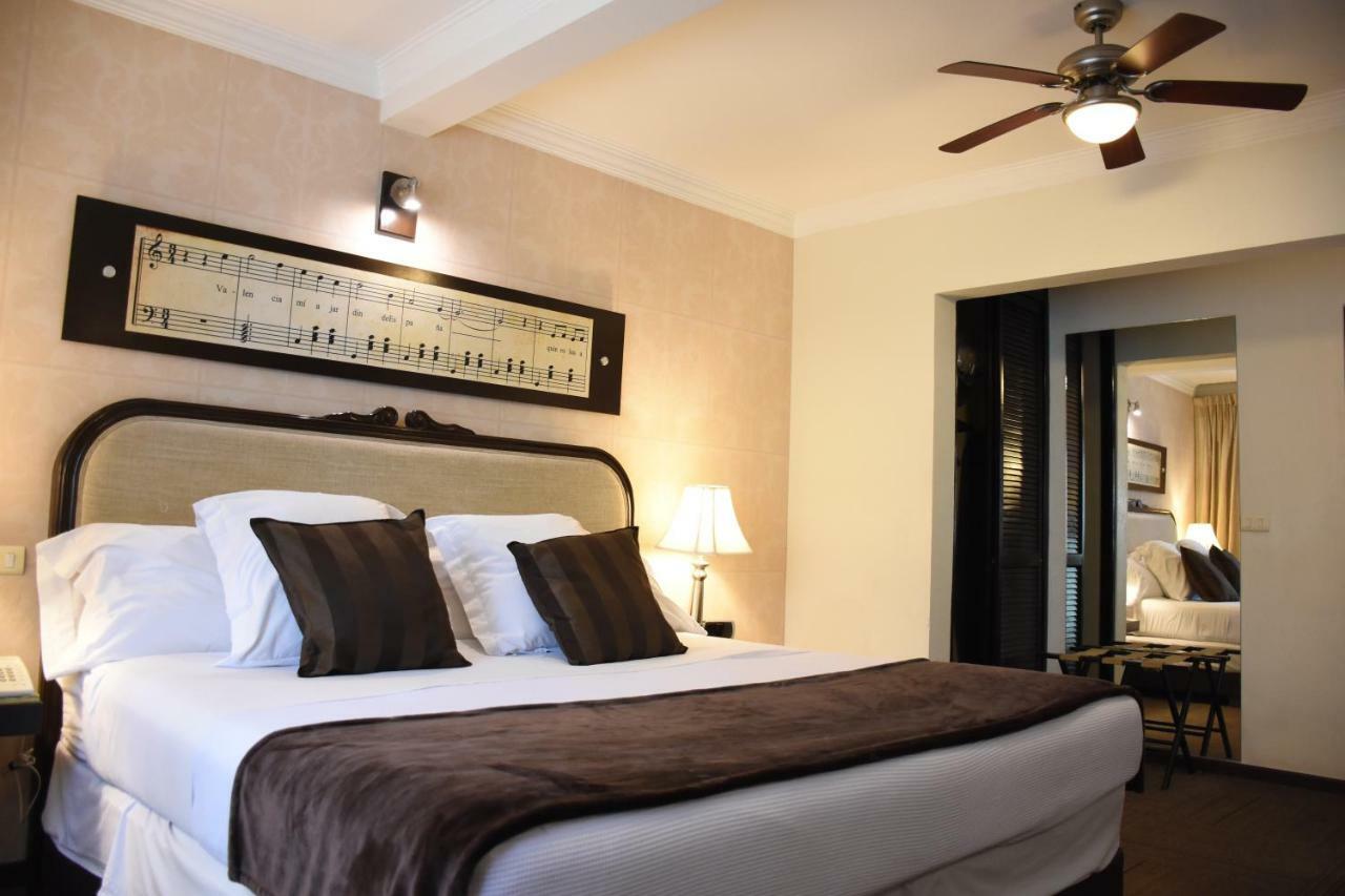Habitación con cama extragrande.