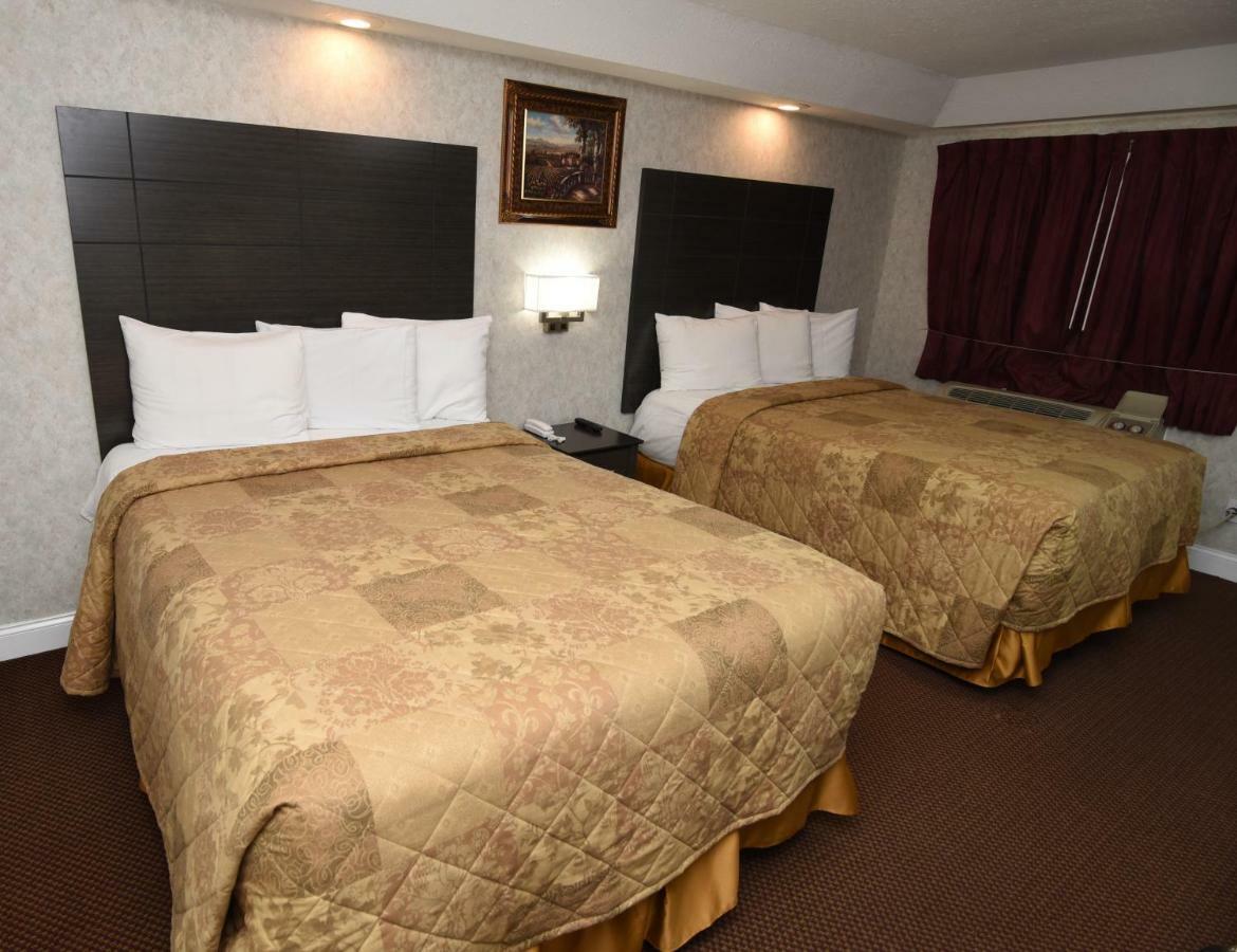Deluxe Queen Room with Two Queen Beds - Non-Smoking