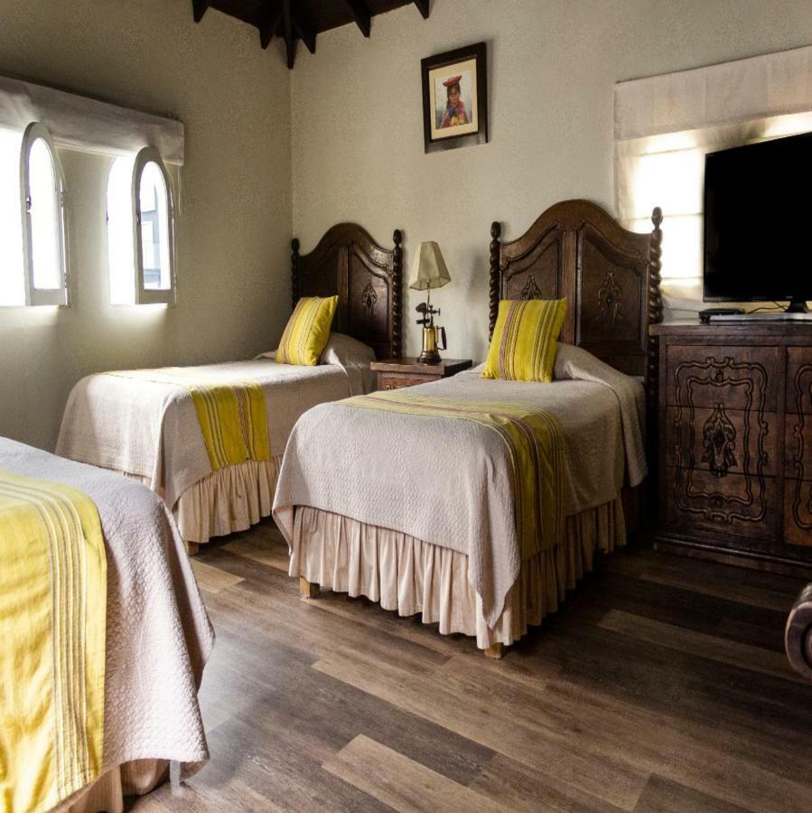 Colonial Triple Room