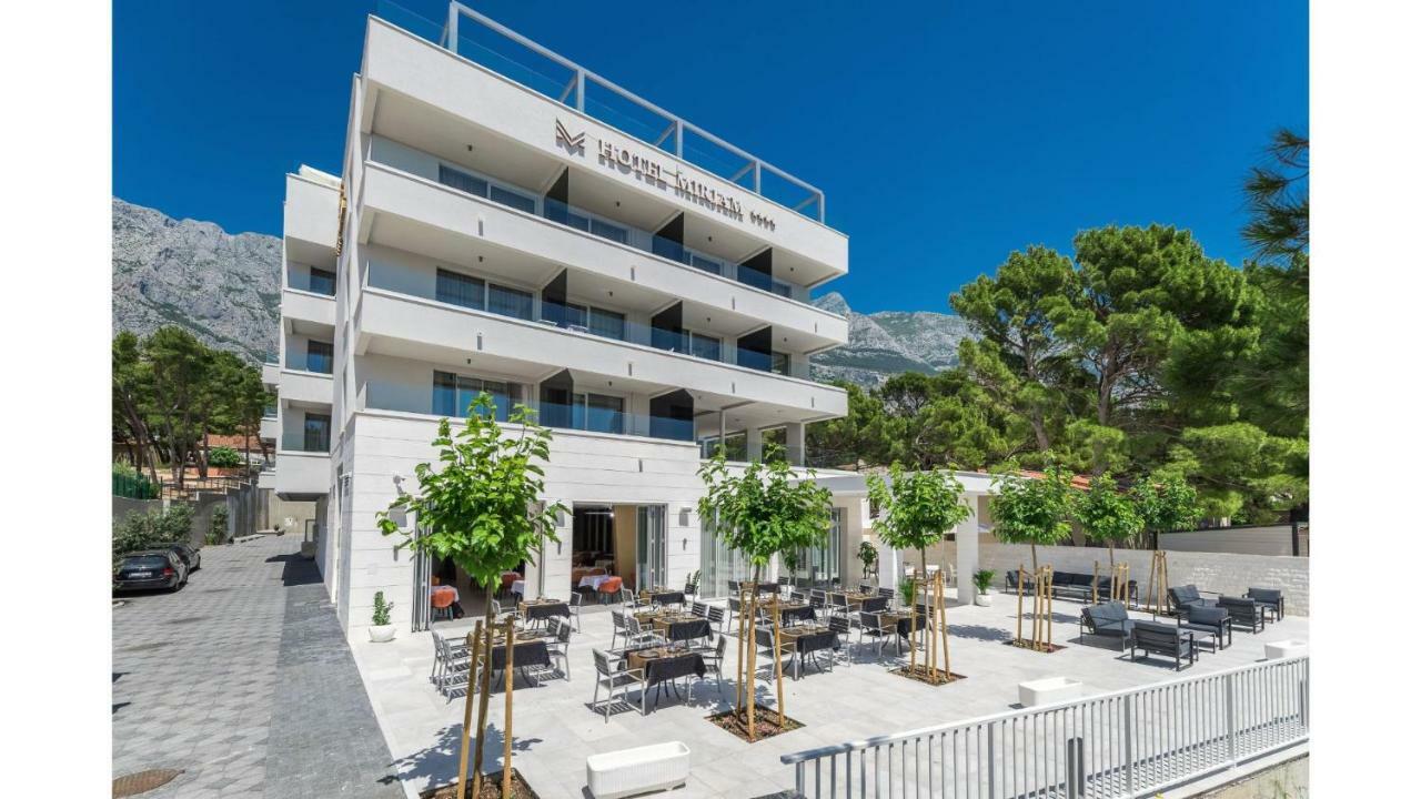 Superior Doppel- oder Zweibettzimmer mit Balkon und seitlichem Meerblick
