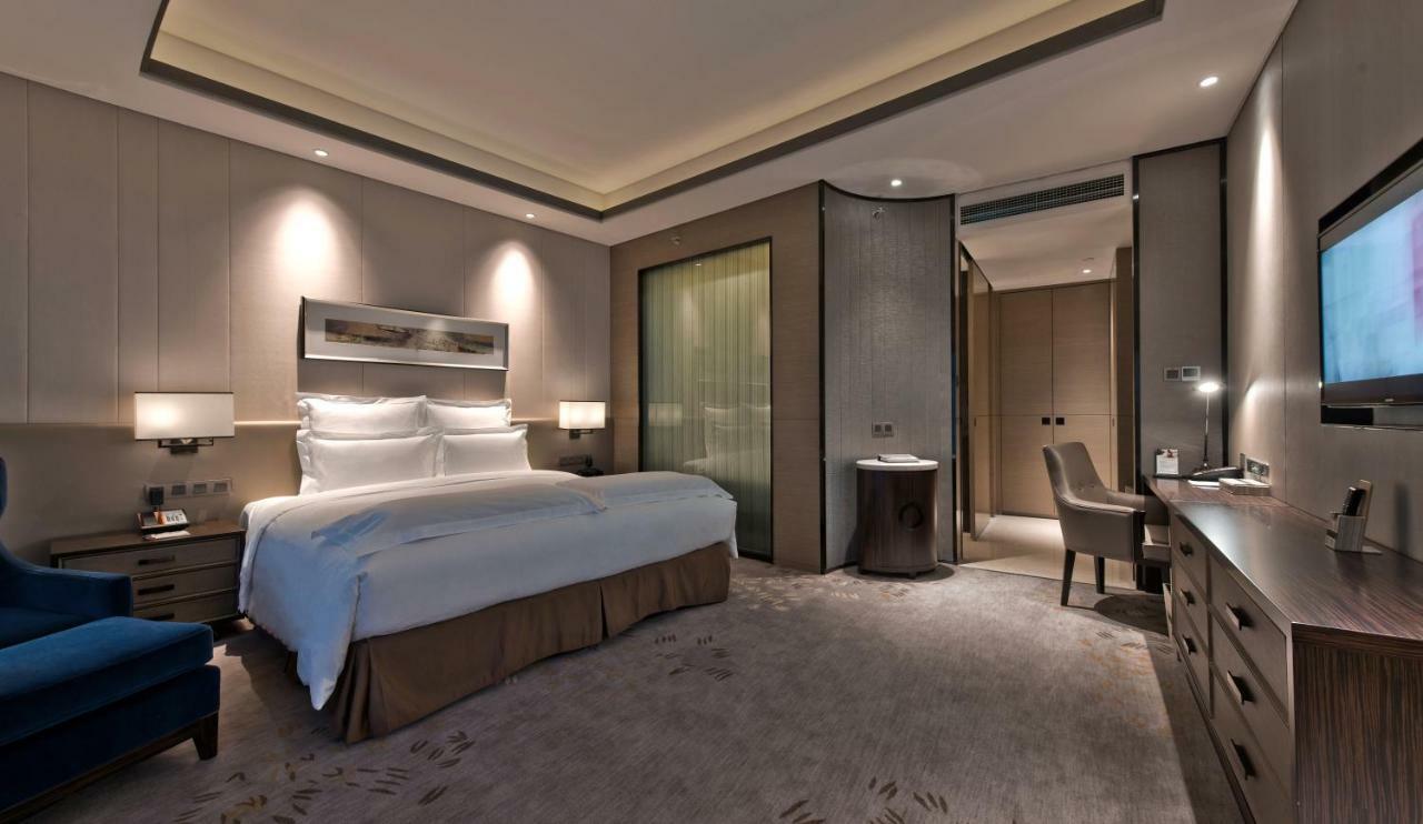 Superior King Room City View