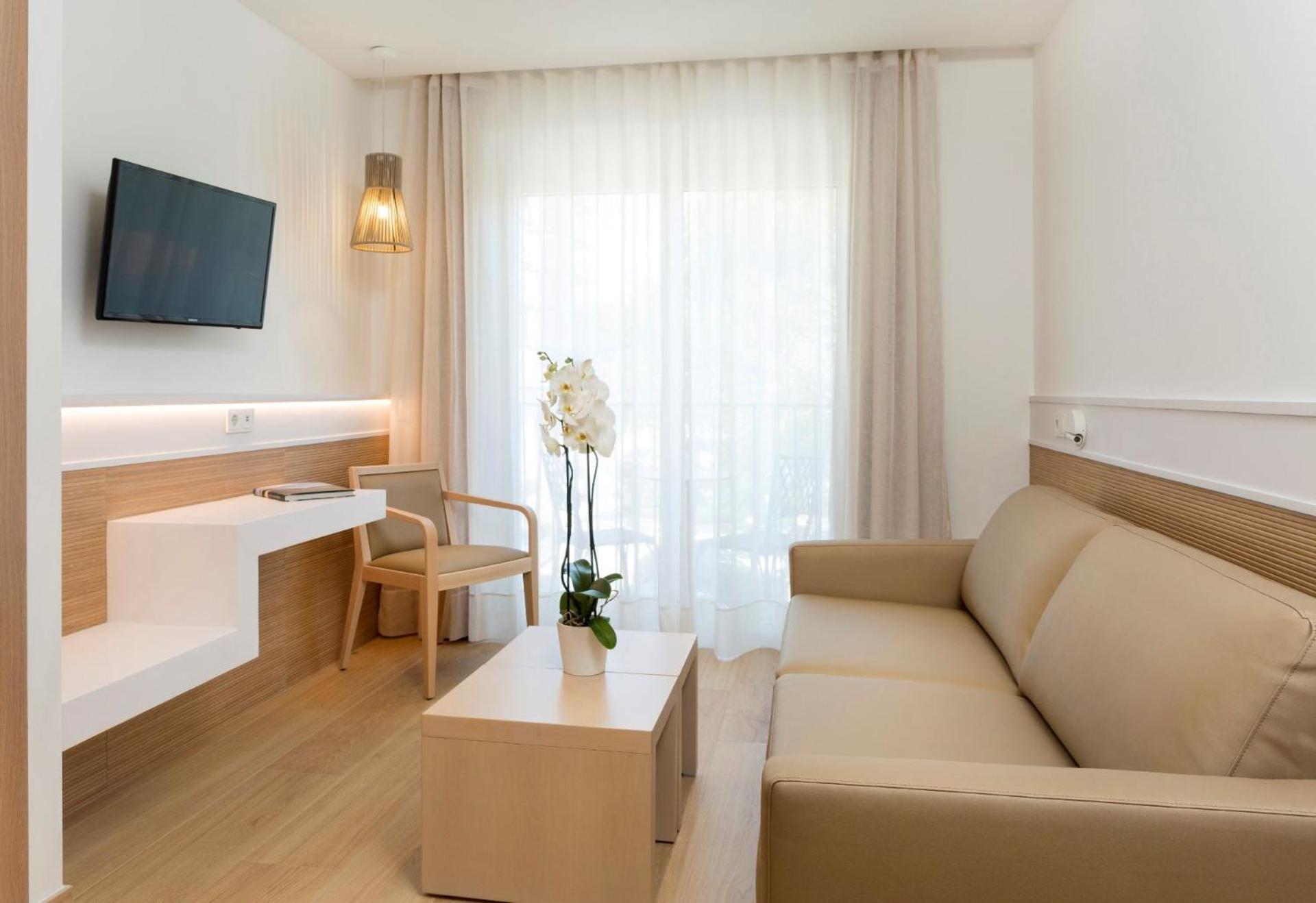 Junior Suite with Garden View