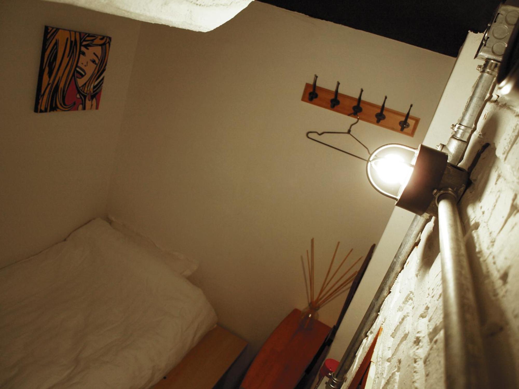 Kamar Standard Single dengan Kamar Mandi Bersama