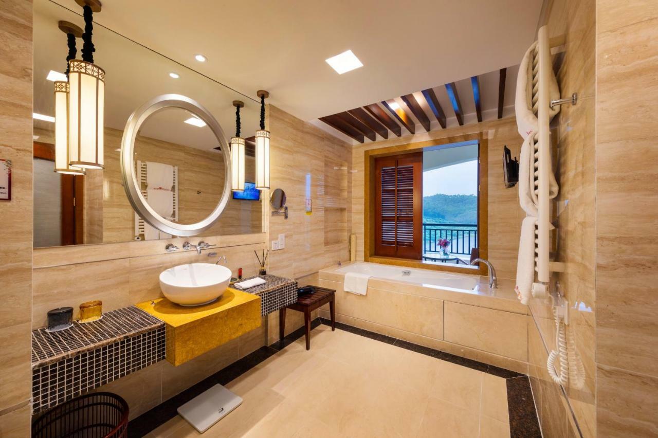 Lake View Deluxe King Room