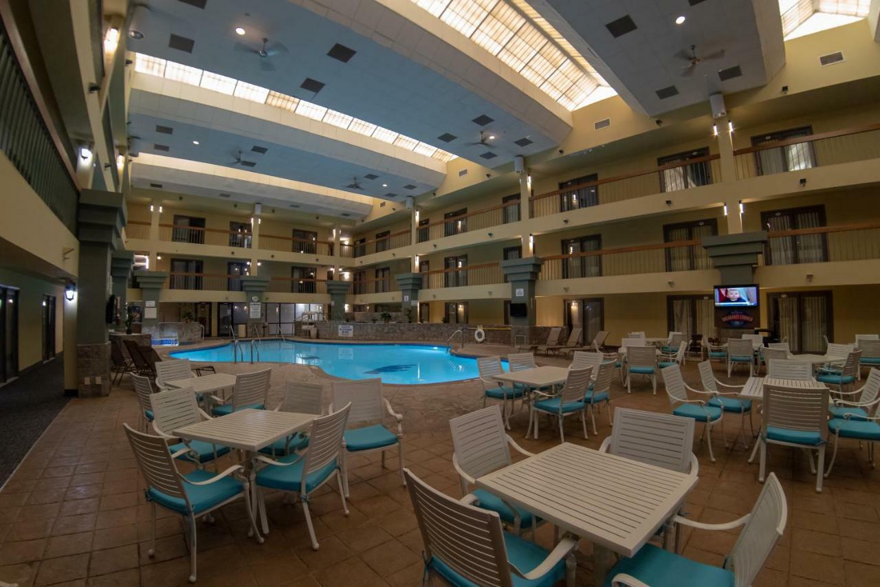 King Room with Pool View - Non-Smoking