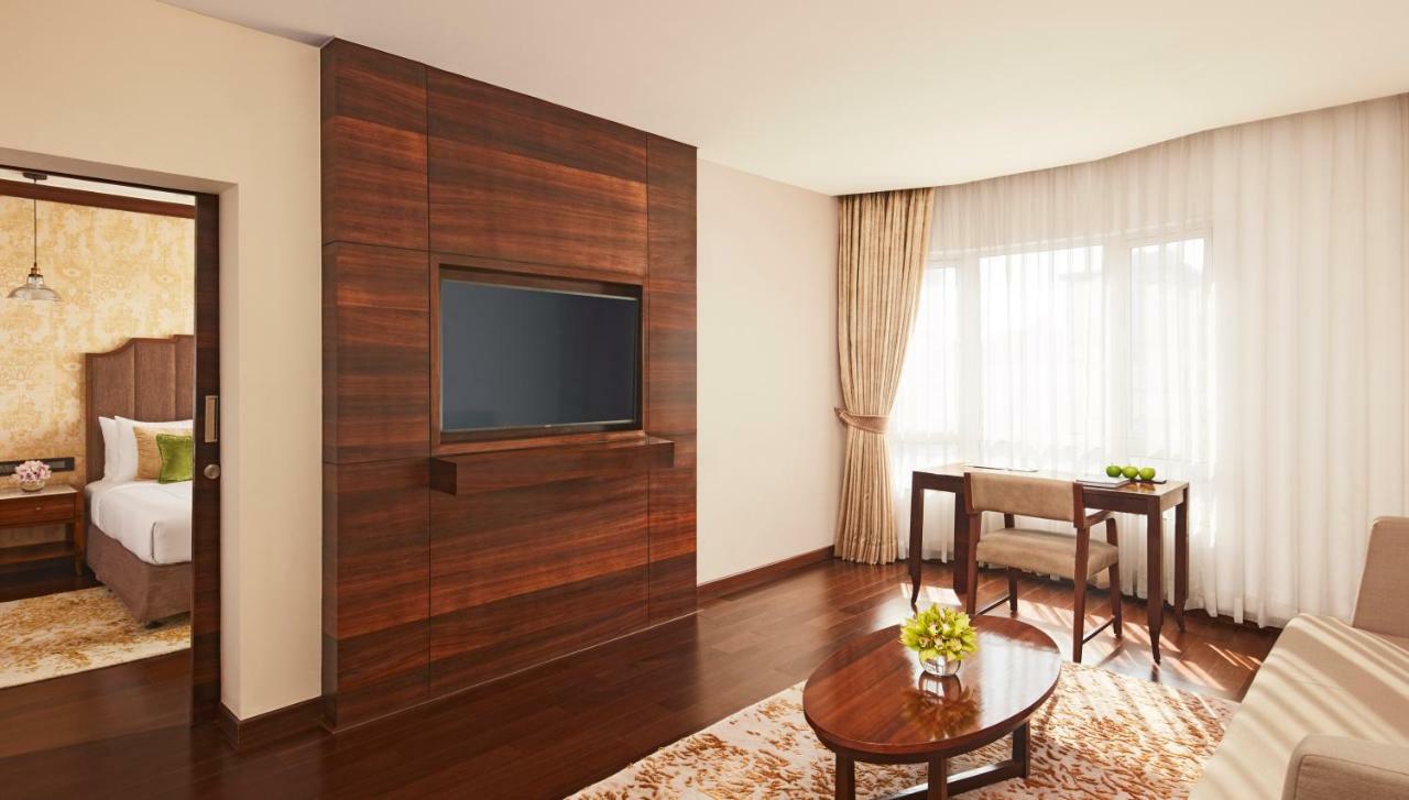 SeleQtions Suite Sea View King Bed one way airport transfer