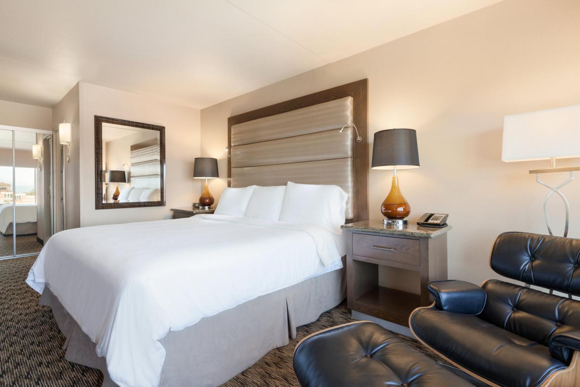 Habitación con cama extragrande.
