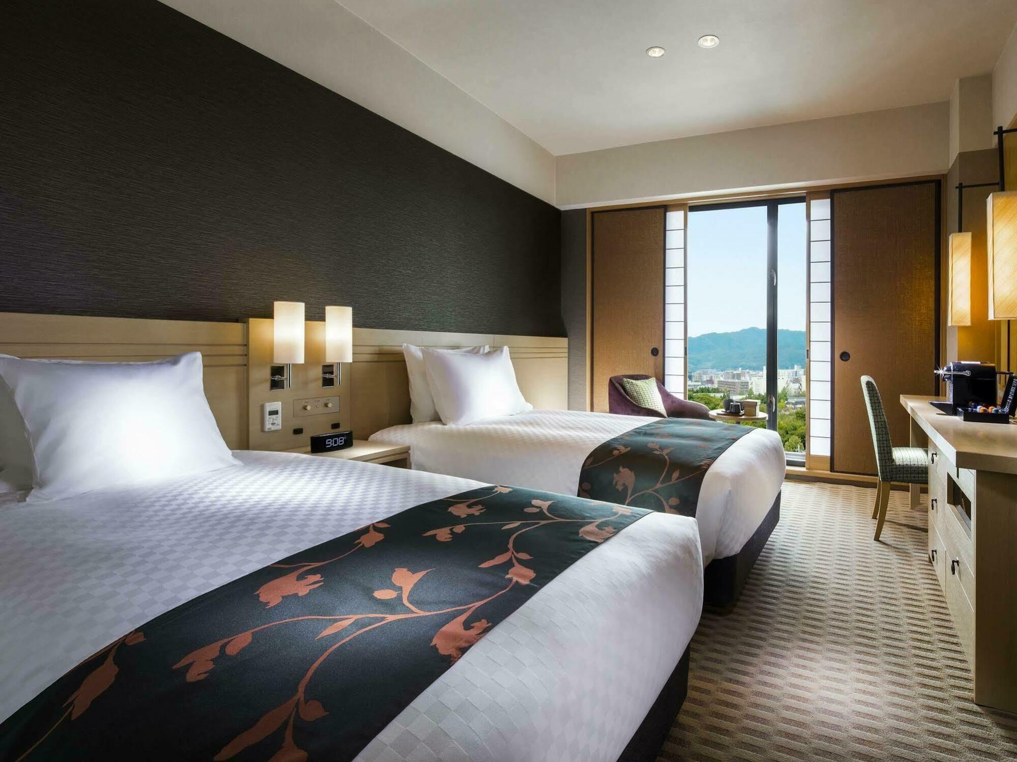 Standard Twin Room with Swimming Pool & Fitness Center Access - Executive Floor - Non-Smoking (10th Floor),1153570656:JPEG
