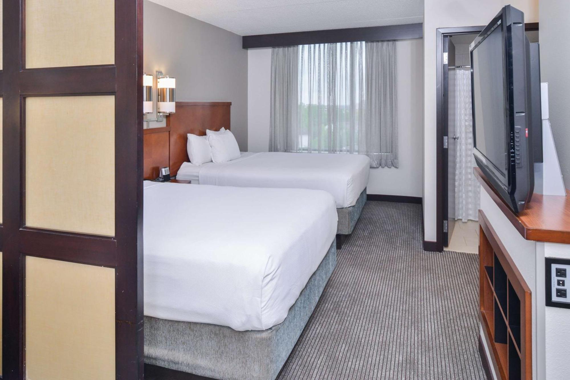 Queen Room with Two Queen Beds and Roll-In Shower - Disability Access