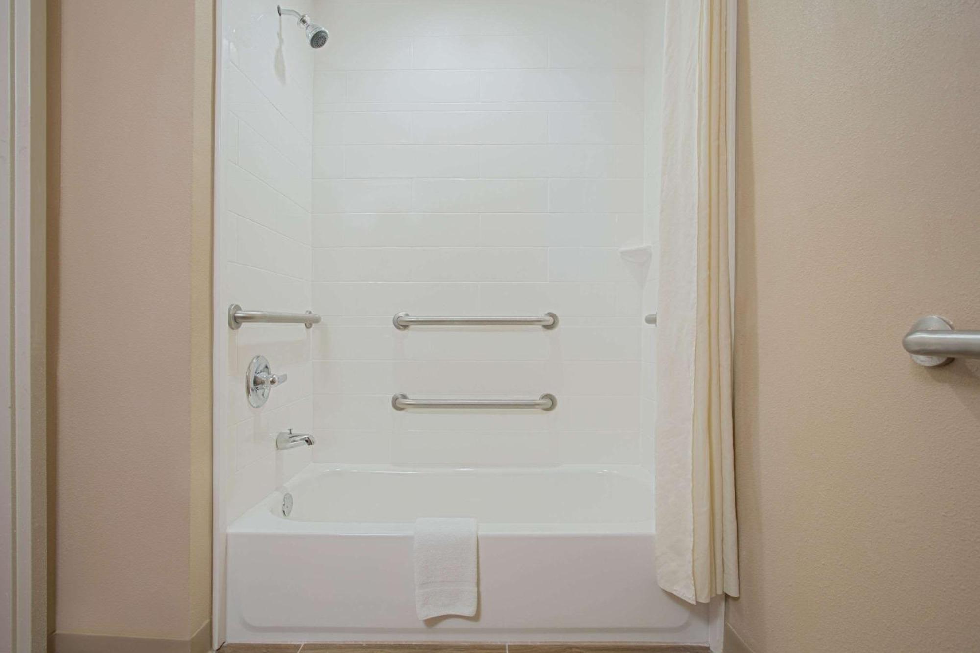 Queen Room - Disability Access/Non-Smoking