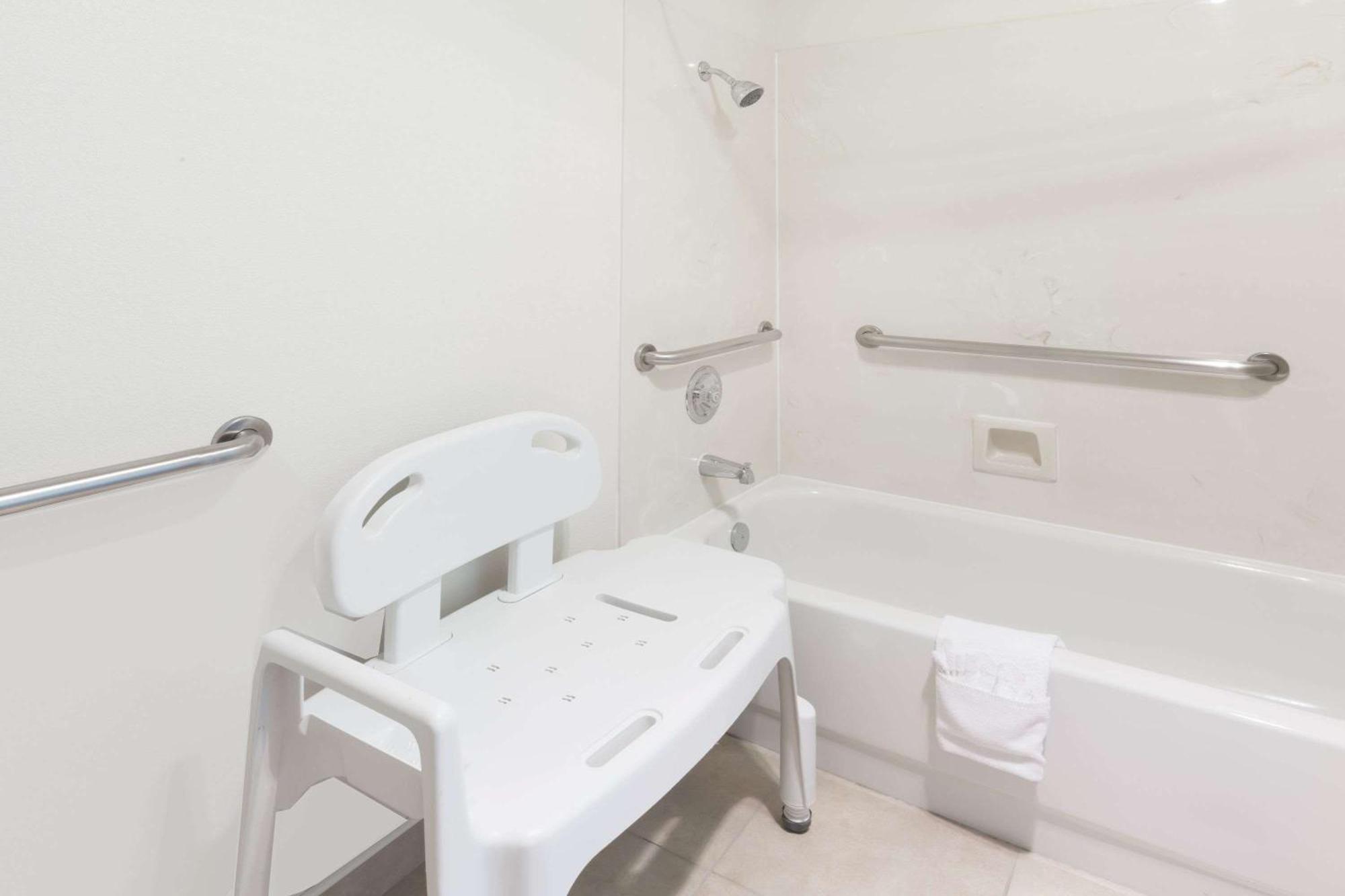 Queen Room - Disability Access/Non-Smoking