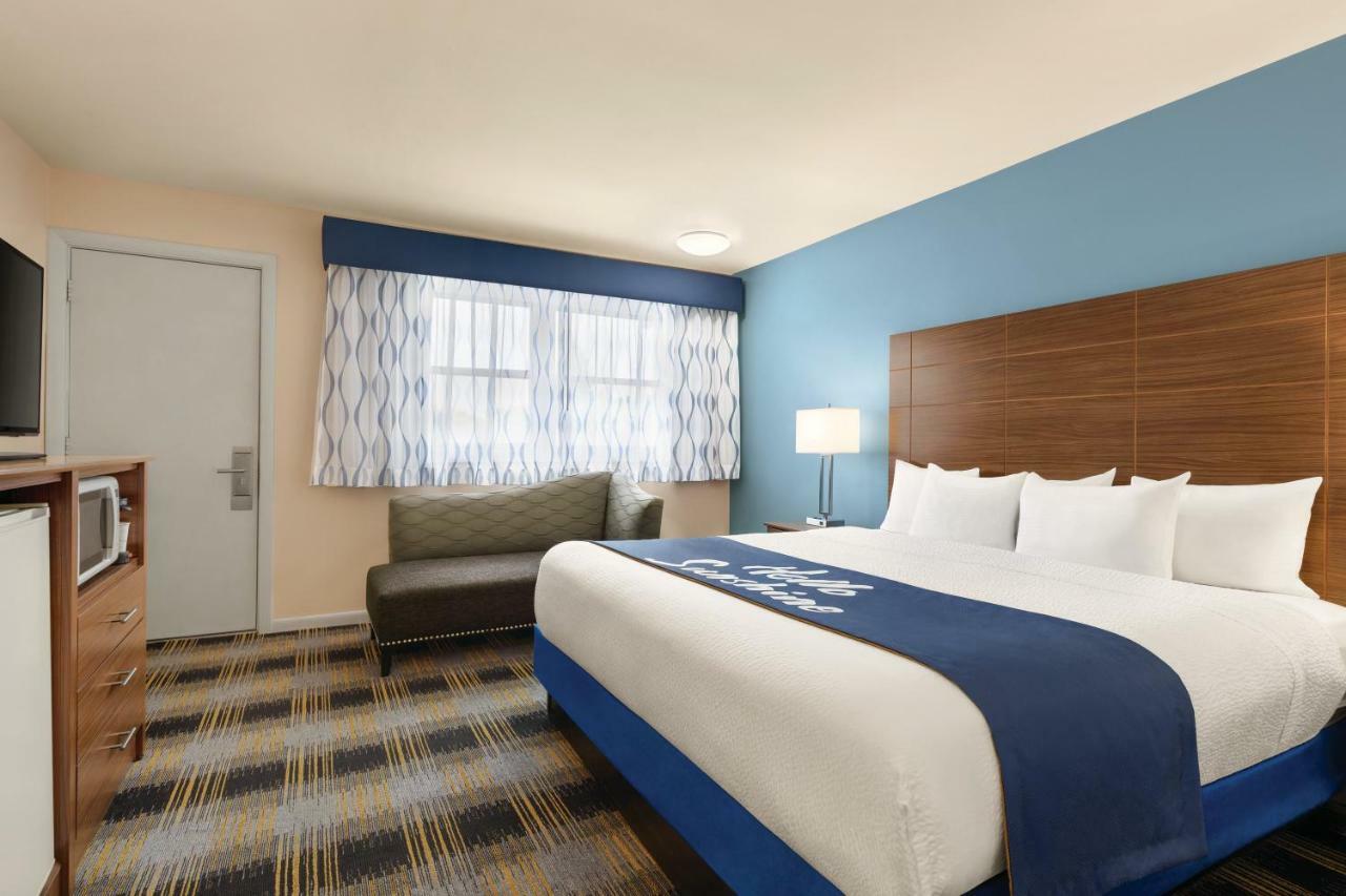 King Room with Roll-in Shower - Mobility Access/Non-Smoking