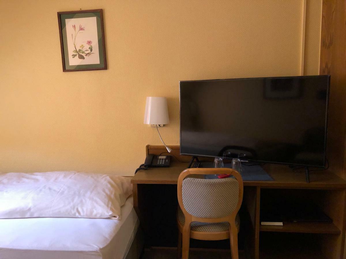 Doppelzimmer mit Gemeinschaftsdusche und -WC