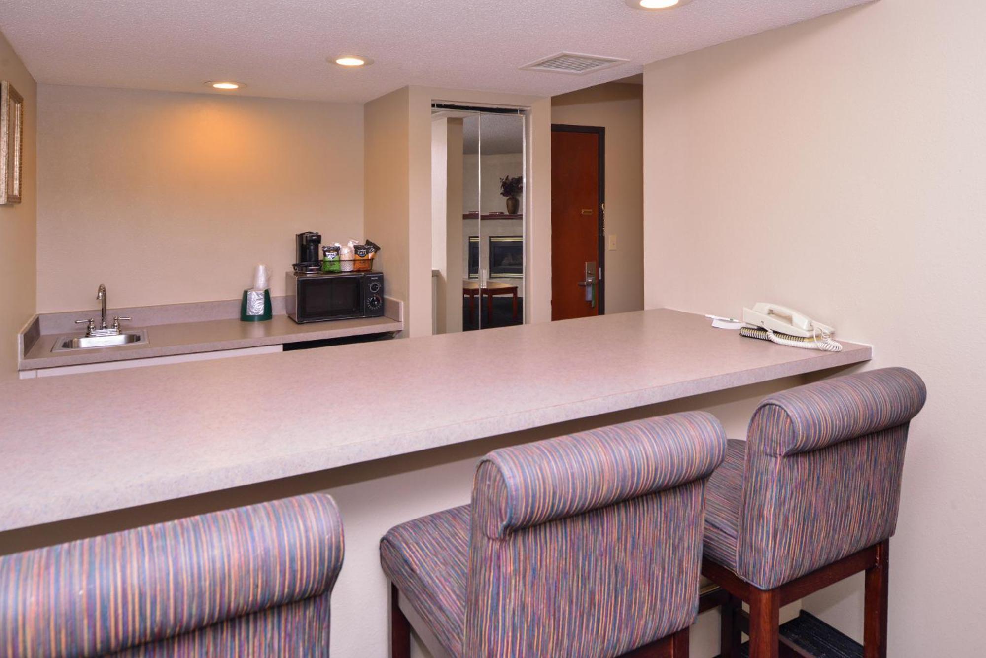 One-Bedroom Deluxe King Suite - Non-Smoking