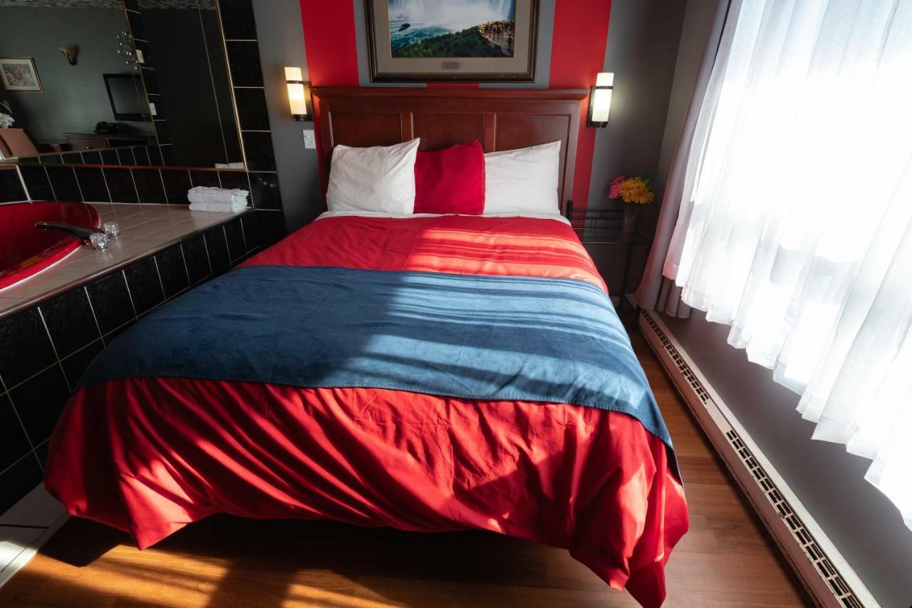 Honeymoon Suite with Hot Tub