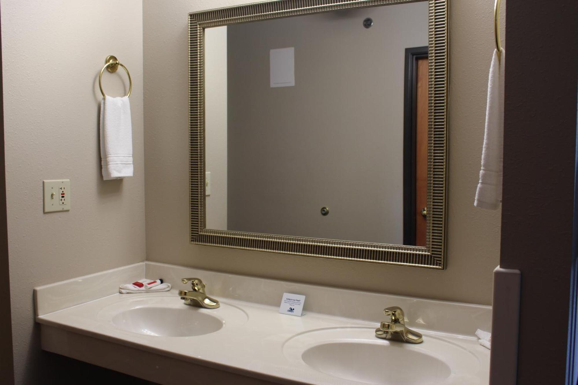 Deluxe King Suite with Spa Bath - Non-Smoking