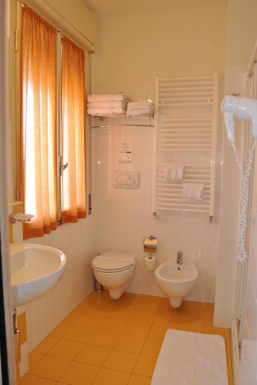 Chambre Double ou Lits Jumeaux - Vue Latérale sur Mer