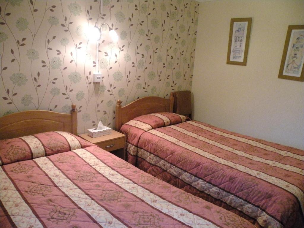 Twin Room with Compact Bathroom