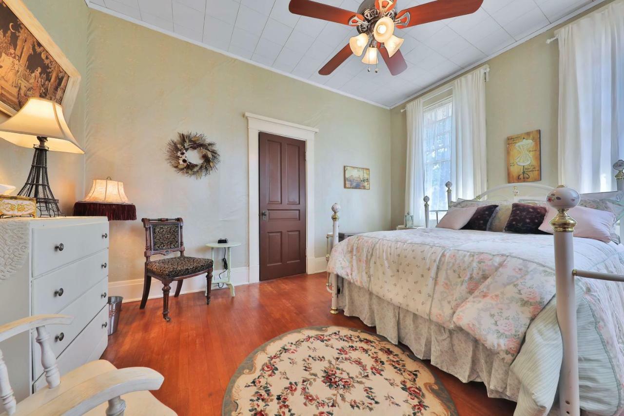 Queen Room with Garden View