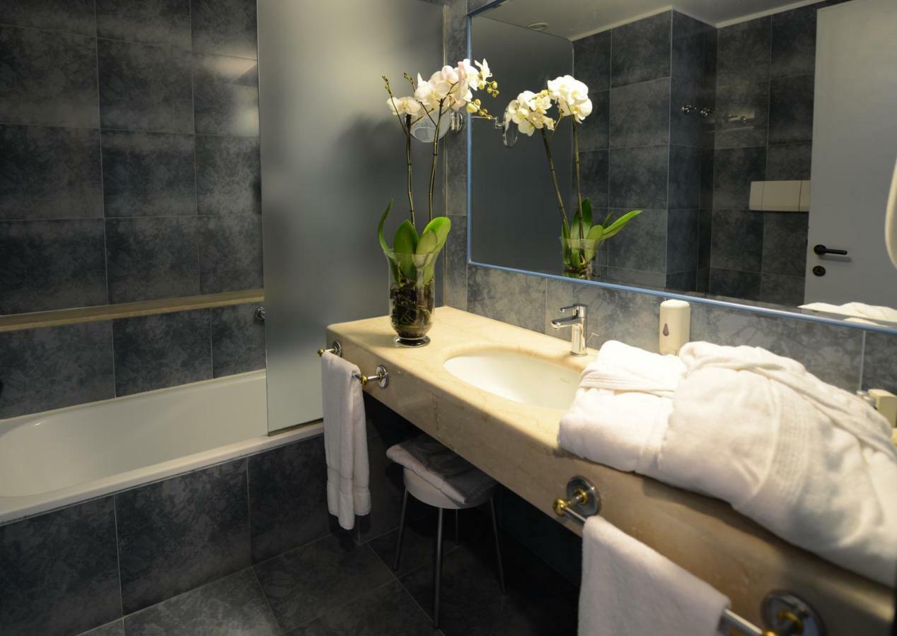 Deluxe Double Room with Spa Access and Hill View