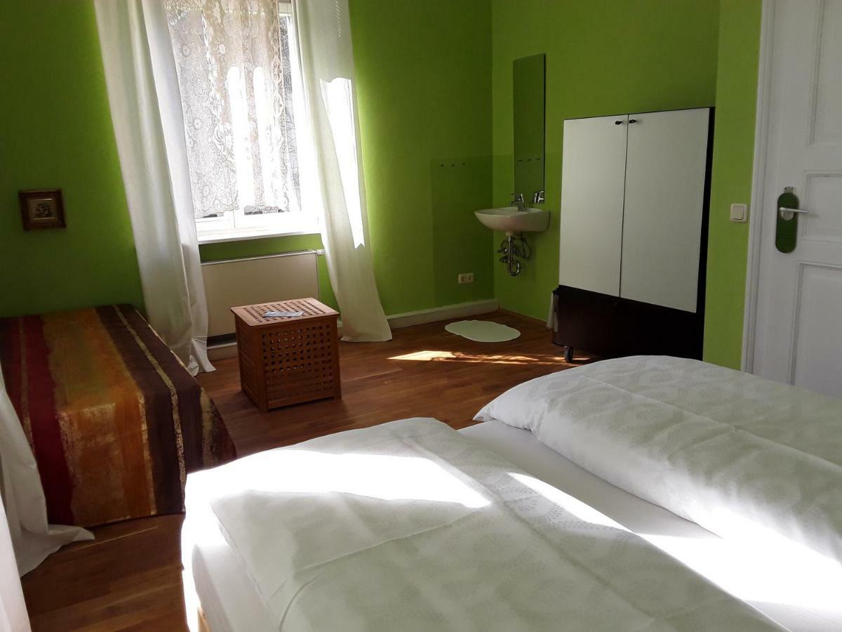 Zimmer mit Queensize-Bett und Gemeinschaftsbad