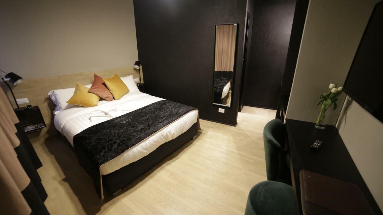 Habitación con cama extragrande.