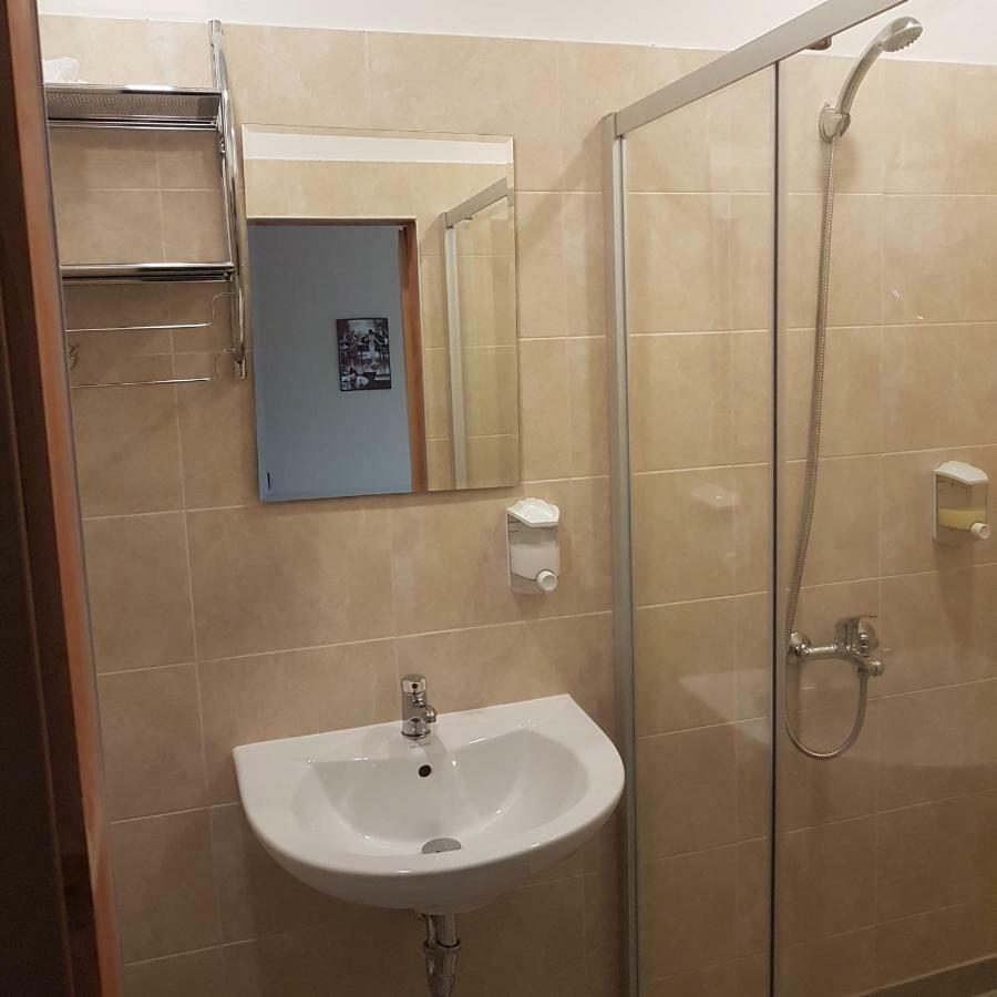 Zweibettzimmer mit Bad