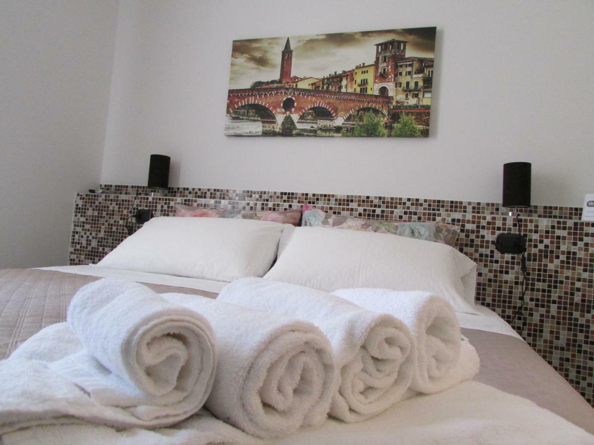 Habitación con cama extragrande.