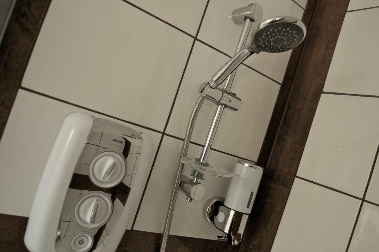 Tweepersoonskamer met 2 Aparte Bedden en Eigen Badkamer