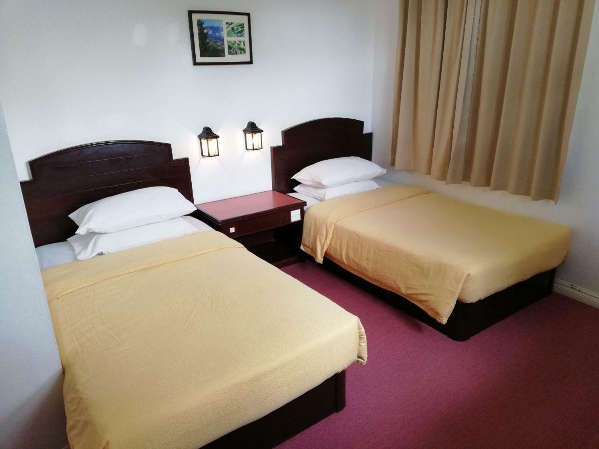 Standard Twin Room with Mountain View