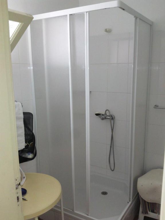 Quarto com 2 Camas de Solteiro, Varanda e Vista do Mar