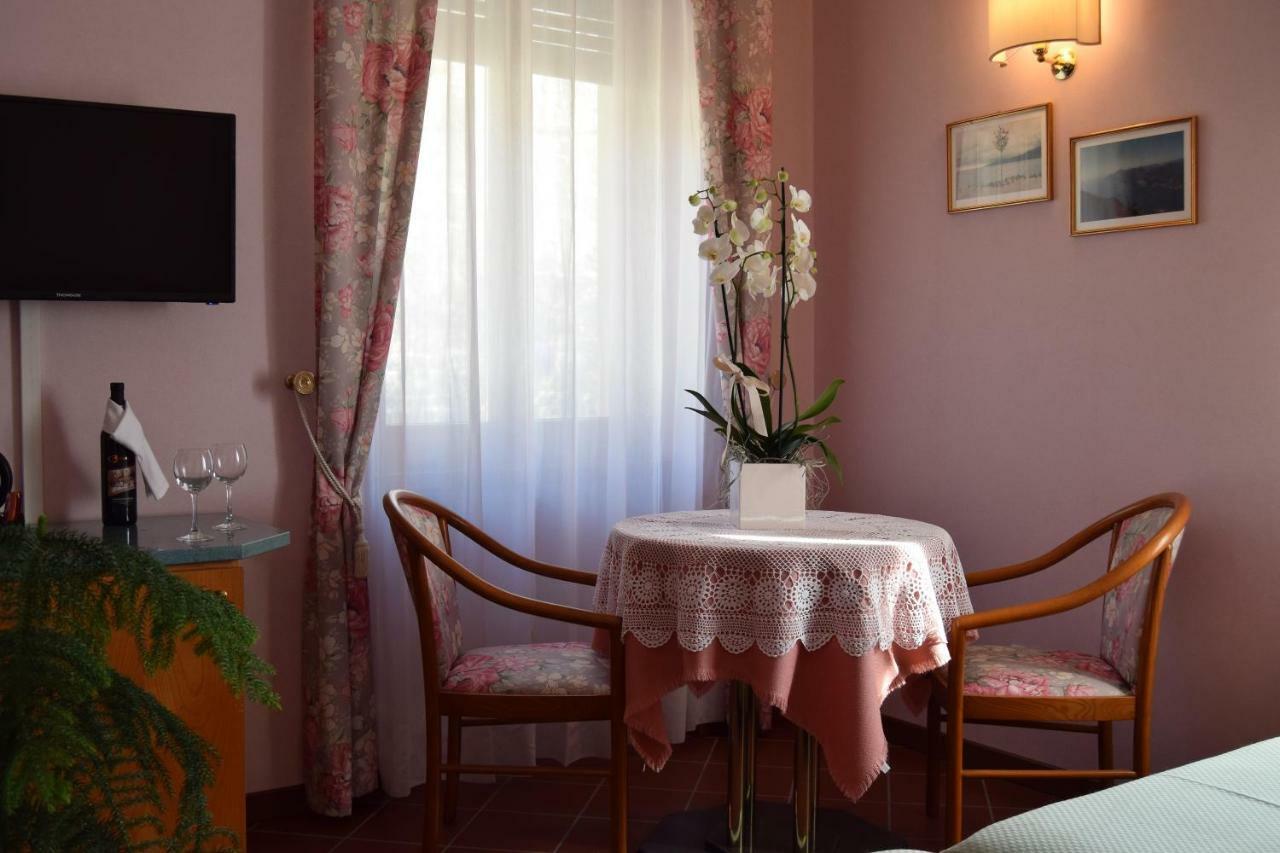 Doppel-/Zweibettzimmer mit seitlichem Meerblick