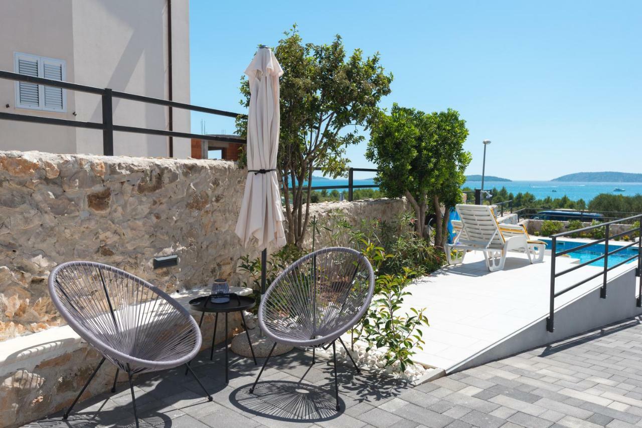 Apartment with Pool View