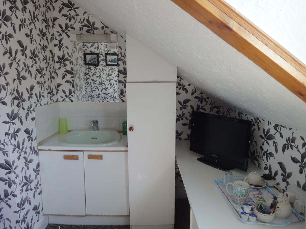 Single Room with Private External Bathroom - Second Floor