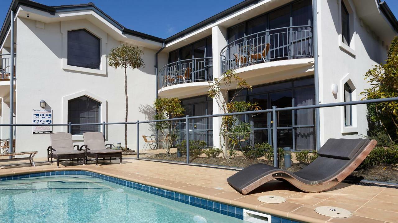 Poolside Studio Spa Shower & Bath