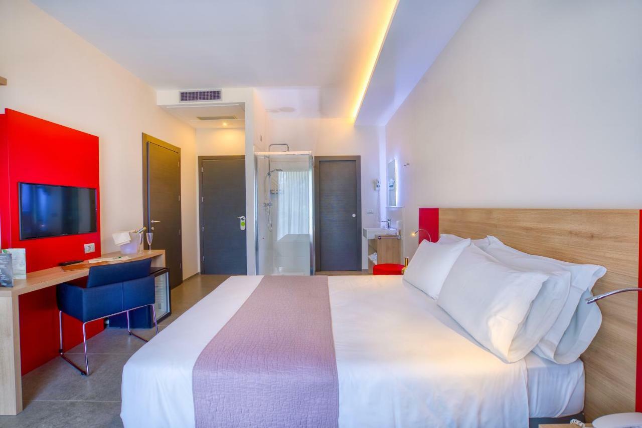 Deluxe Room (2 Adults + 1 Child)