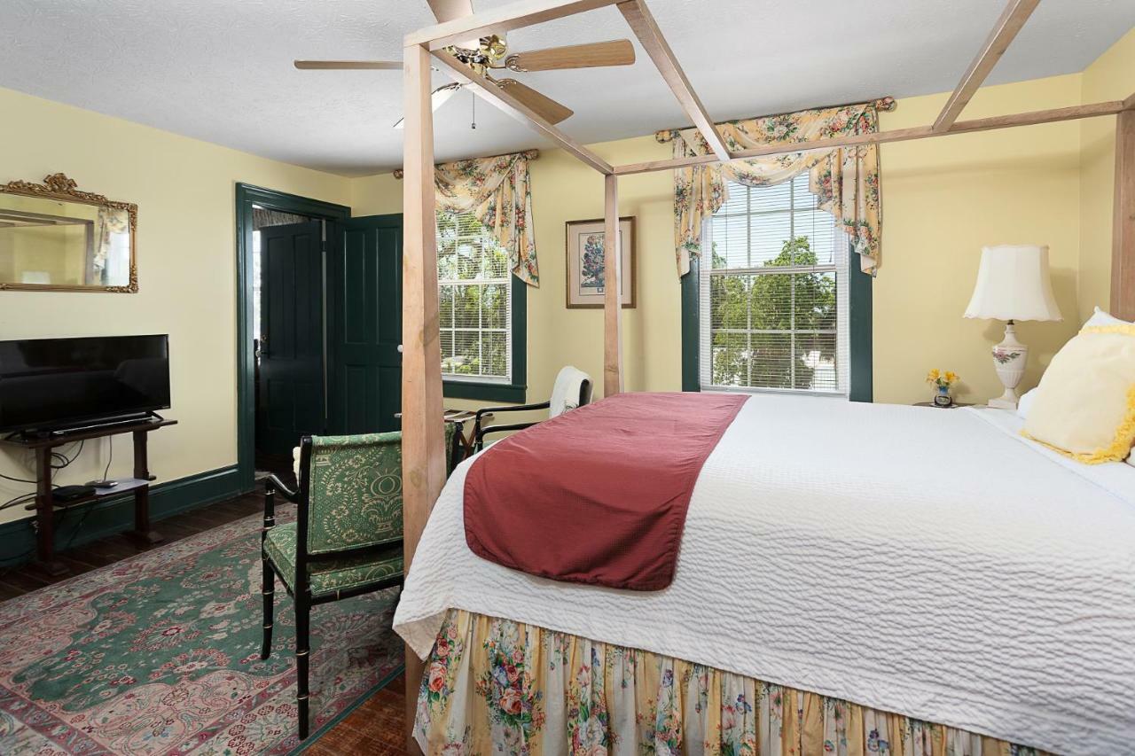 Queen Suite - Room 303