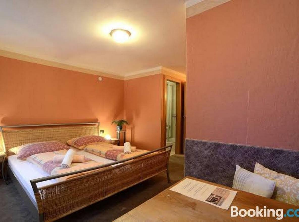 Doppel-/Zweibettzimmer mit Zustellbett