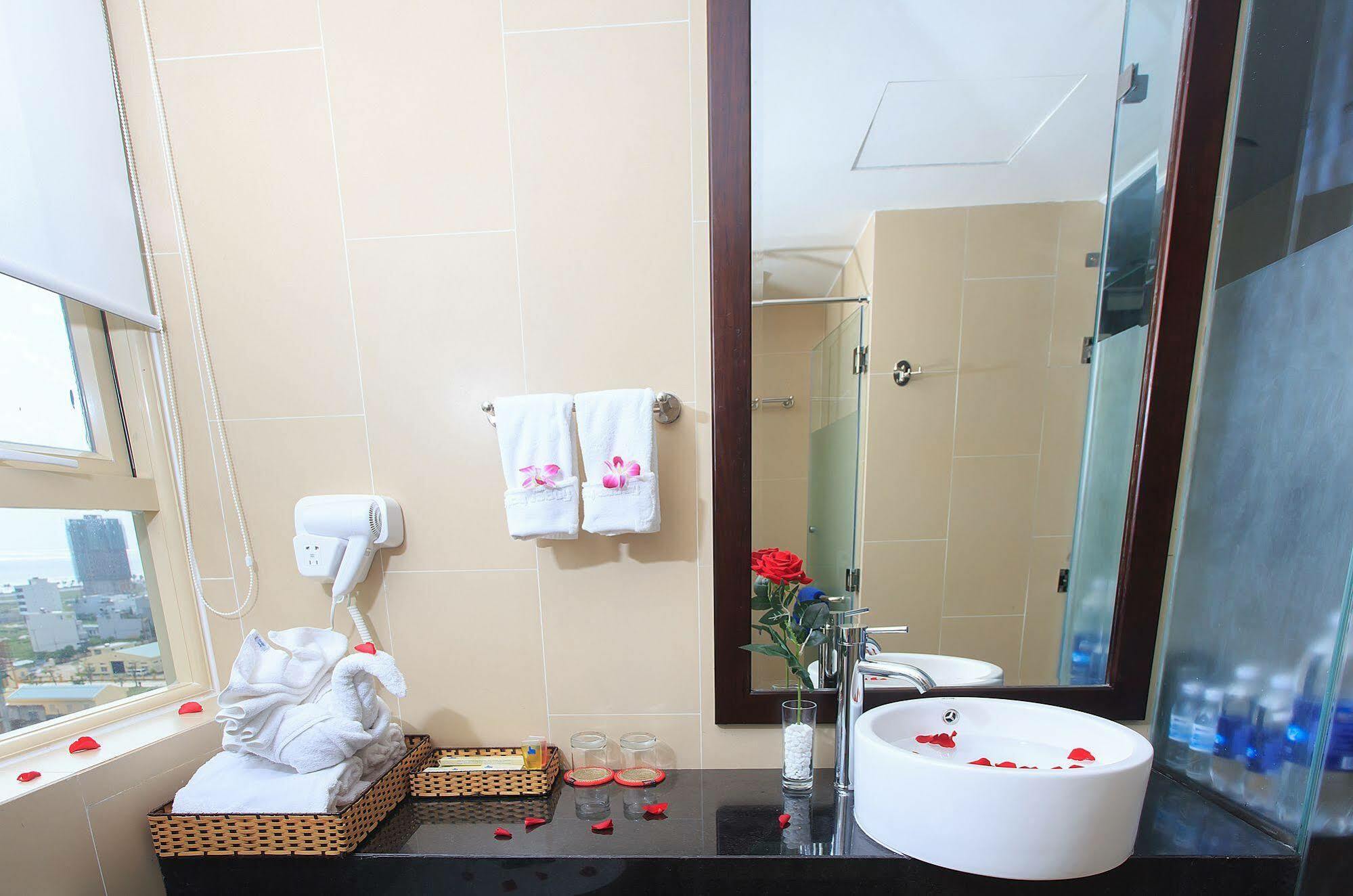 Deluxe King Room with City View