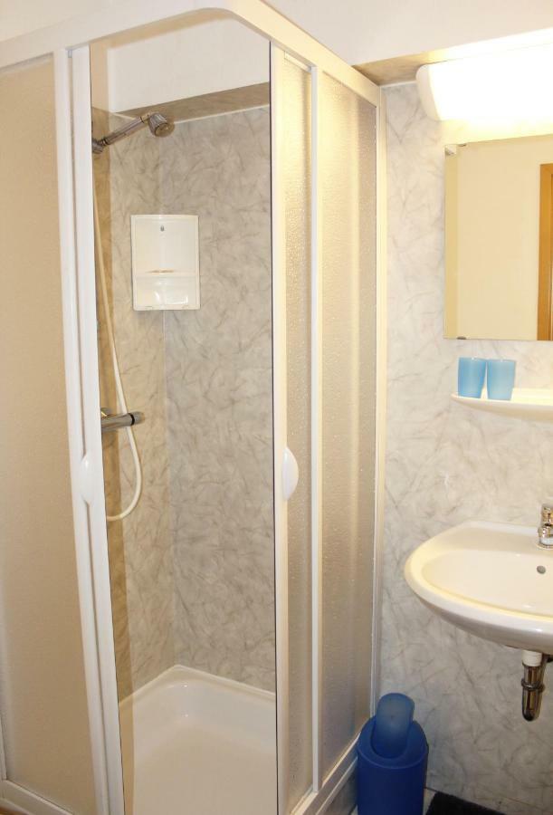 Tweepersoonskamer met 2 Aparte Bedden en Eigen Badkamer