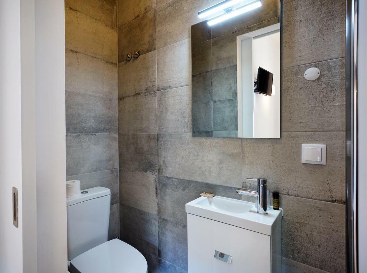 Small Single Room,908435911:JPEG