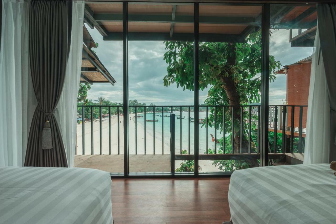 Family Room Balcony,900097051:JPEG