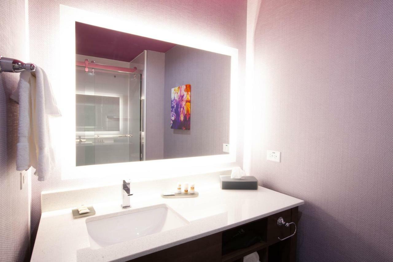 Deluxe King Room with Roll In Shower - Non-Smoking