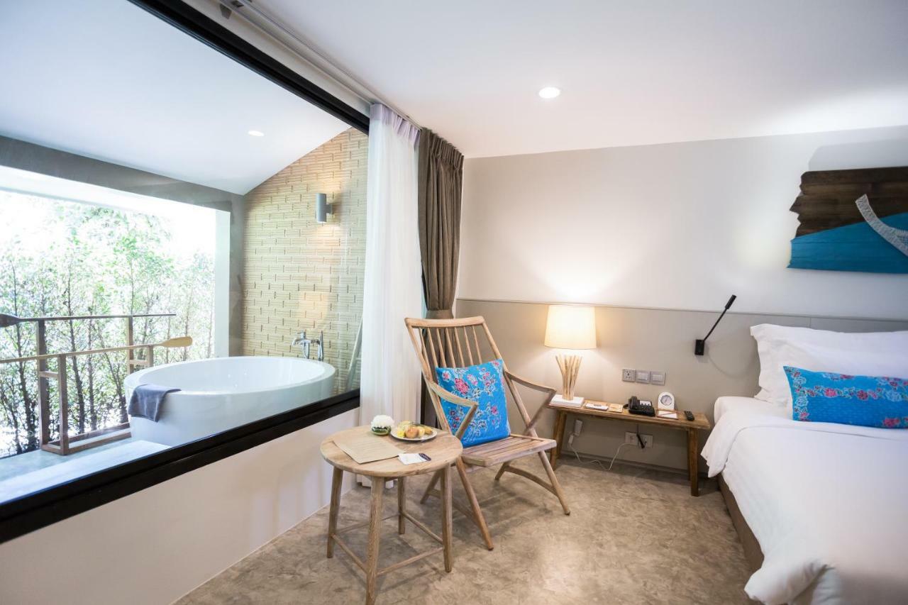 Grand Deluxe Double or Twin Room Bathtub