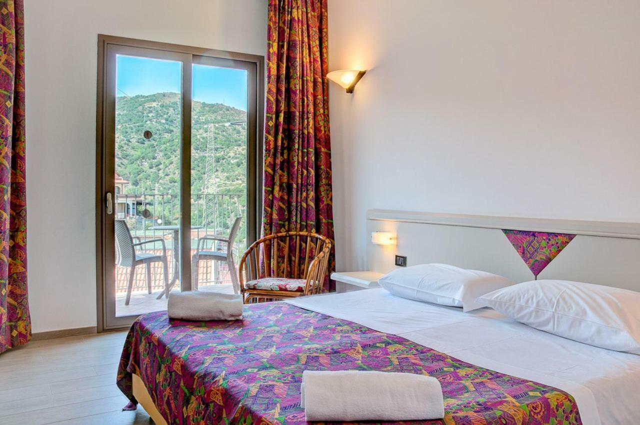 Double or Twin Room with Partial Sea View