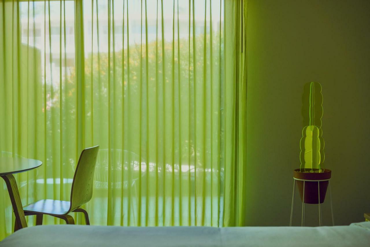 Habitación con 2 camas grandes y vistas a la piscina - Planta baja